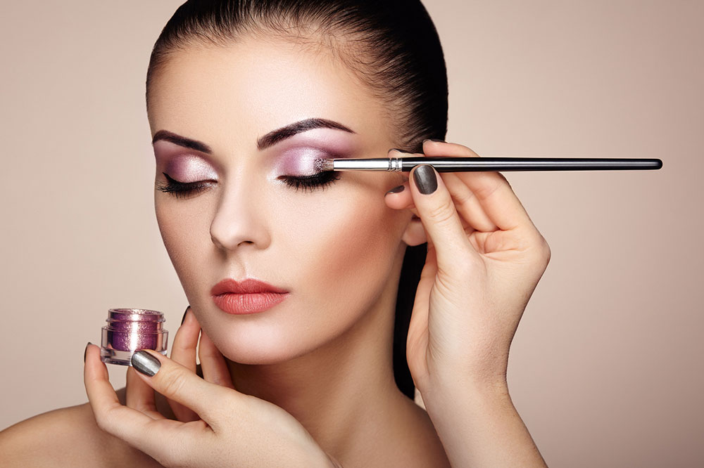 How to Apply Eyeshadow Based on Eye Shape