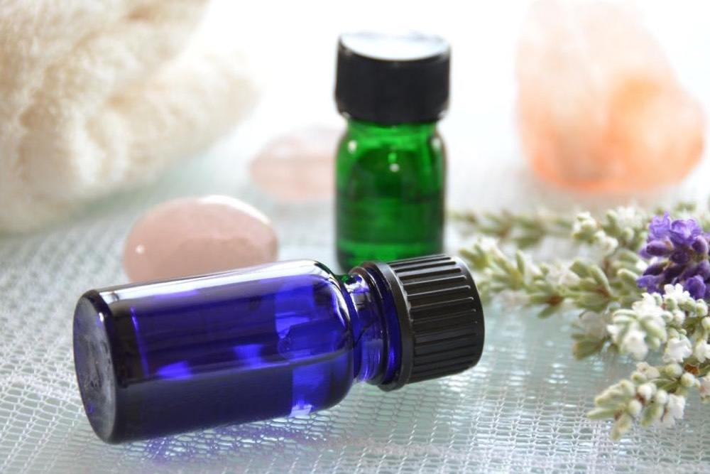 Pros and Cons of Using Essential Oils for Pets